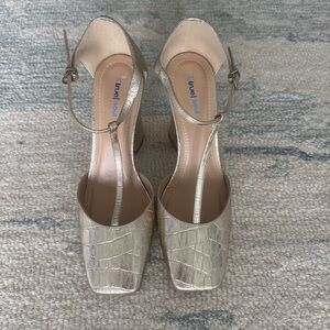 True Soul Heels size 6B-Gold color Brazil made